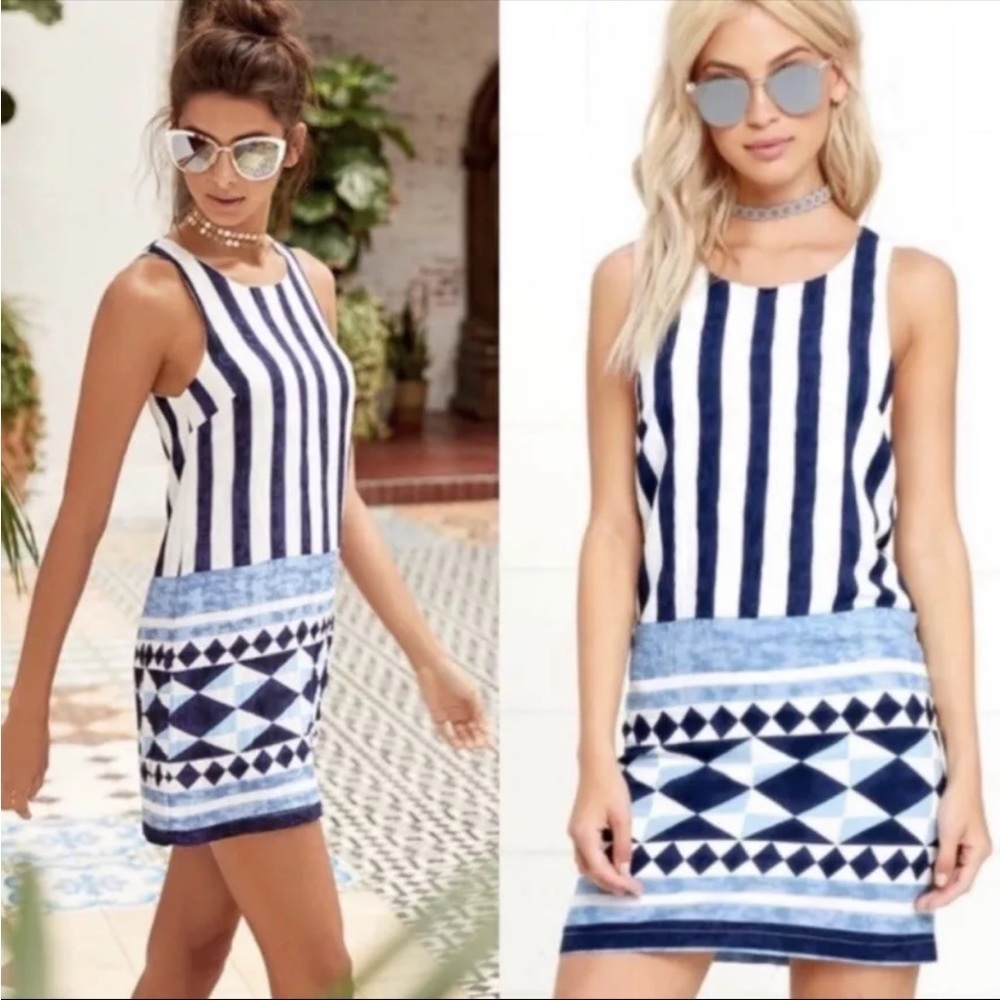 Lulus Mini Dress Womens Size
Medium Multitask-Queen Ivory Blue Print Shift Dress